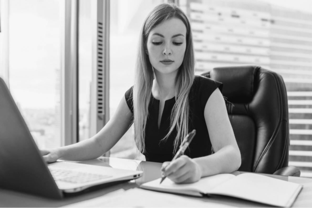 Environnement de travail moderne avec technologies innovantes